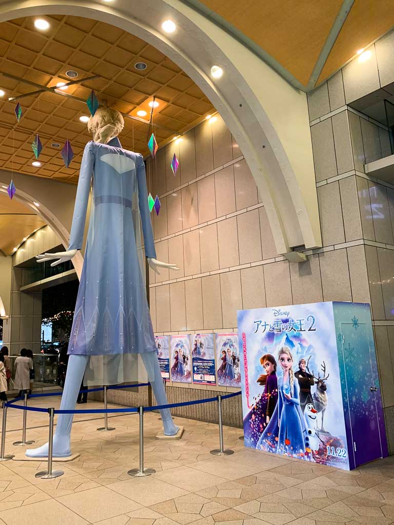 ナナちゃん人形が「アナと雪の女王」のエルサに、後ろから、名古屋駅